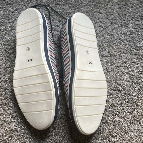 ST.JOHNS BAY women’s slip on shoes, NWT, navy red multi. Size 8.5 - Picture 5 of 6